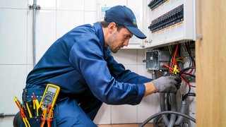 Electricista profesional con 15 años de experienci
