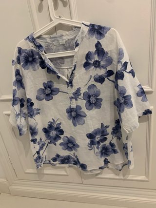 Camisa de algodón floral azul y blanco