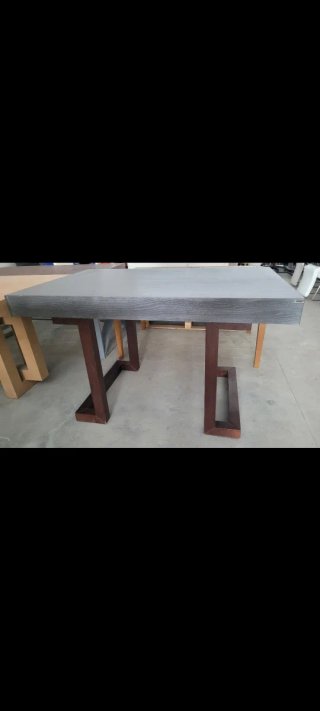 Mesa diseño madera maciza.