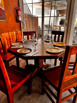 Mesa de comedor de madera maciza