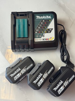 Cargador Makita DC18RC y 3 Baterías 18V