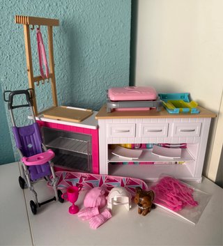 Assortimento vario di mobili e accessori per Barbie