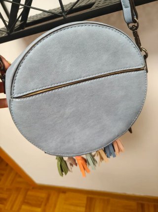 Bolso redondo azul claro con flecos