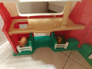 Azienda agricola e trattore con animali