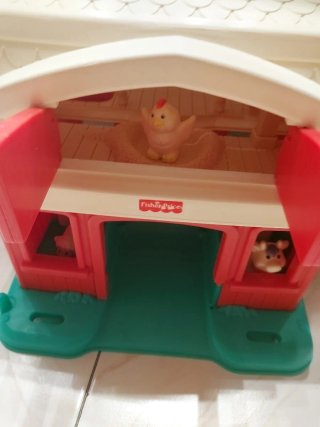 Azienda agricola e trattore con animali