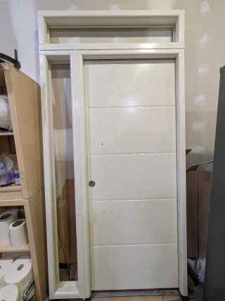 Puerta de entrada blanca con fijo