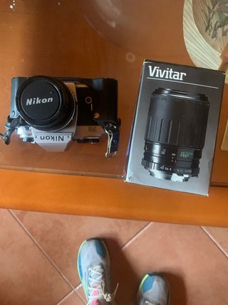 Cámara Nikon con objetivo Vivitar