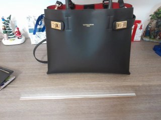 Borsa Victoria & Hugo nera con interno rosso