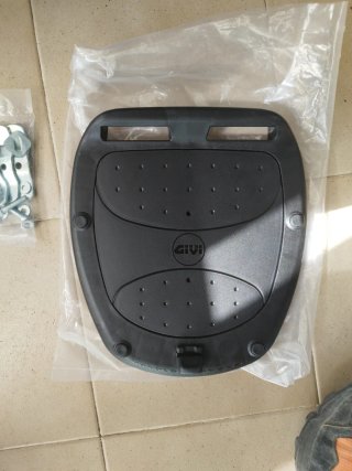 Maleta CON soporte Givi Negra y Plateada Nueva