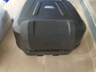 Maleta CON soporte Givi Negra y Plateada Nueva