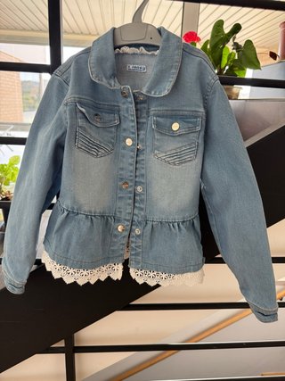 Giubbotto da ragazza in denim con pizzo