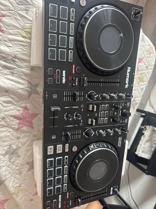 Numark Mixtrack Platinum FX Mesa DJ