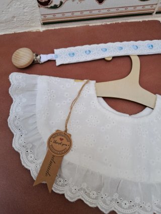 Colletto e ciuccio bianco ricamato