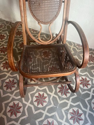Mecedora antigua de madera y ratán