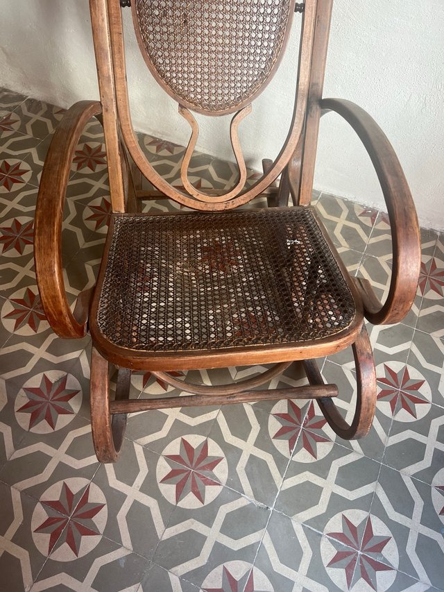 Mecedora antigua de madera y ratán