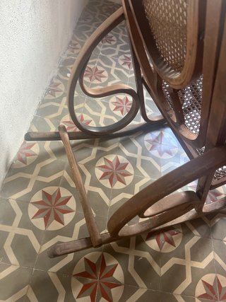 Mecedora antigua de madera y ratán