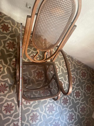 Mecedora antigua de madera y ratán