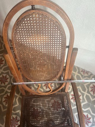 Mecedora antigua de madera y ratán