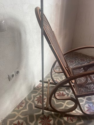 Mecedora antigua de madera y ratán