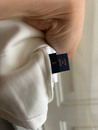 Maglietta bianca con scollo blu