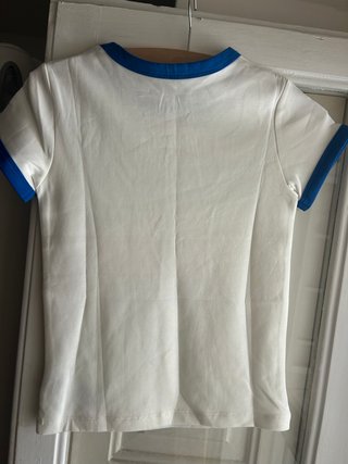 Maglietta bianca con scollo blu