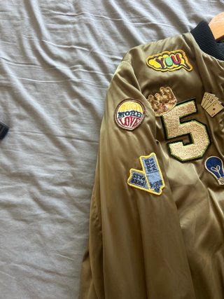 Chaqueta bomber dorada con parches