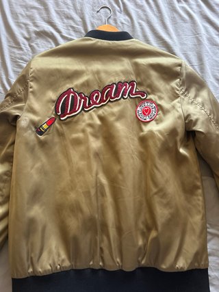 Chaqueta bomber dorada con parches