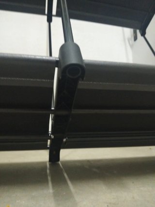Armadio portatile nero e grigio in metallo