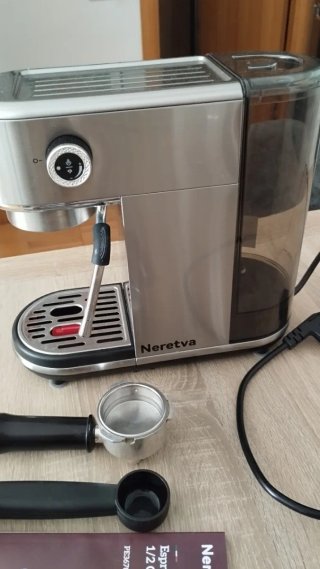 Cafetera automática espresso plateada Neretva