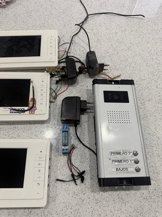 Videoportero con 3 monitores y placa exterior