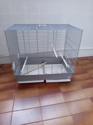 Jaula para pájaros gris y blanca