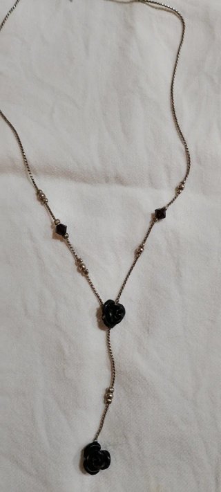 Conjunto collar y pendientes flor negra
