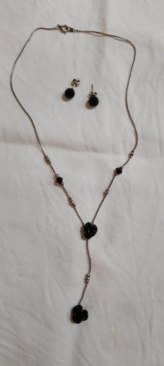Conjunto collar y pendientes flor negra