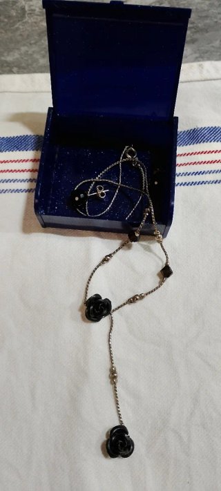 Conjunto collar y pendientes flor negra