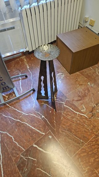 Cenicero de metal decorativo