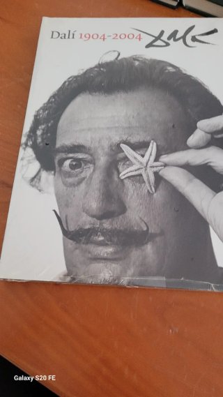 Libro de fotos y textos de DALI