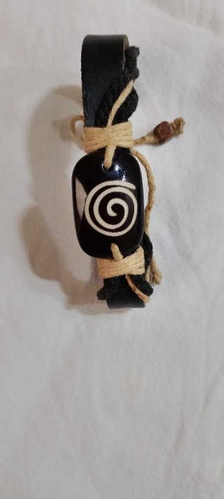 Pulsera de cuero con detalle espiral