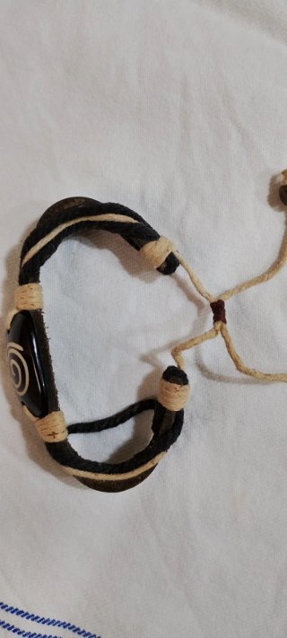 Pulsera de cuero con detalle espiral