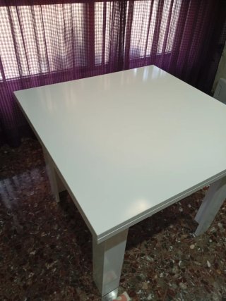 Mesa de comedor blanca de madera