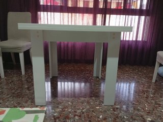 Mesa de comedor blanca de madera