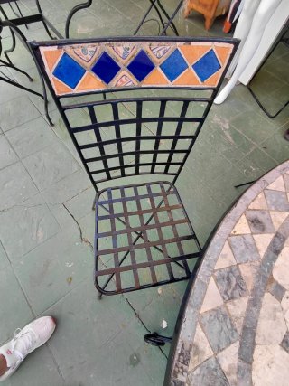 Mesa Mosaico Redonda + 4 Sillas Metálicas