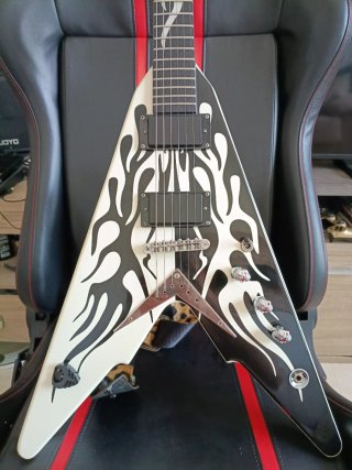 Guitarra Harley Benton Flying V Flames