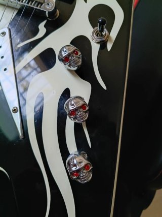 Guitarra Harley Benton Flying V Flames