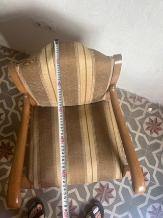 Butaca antigua de madera y tela