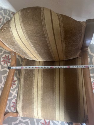 Butaca antigua de madera y tela