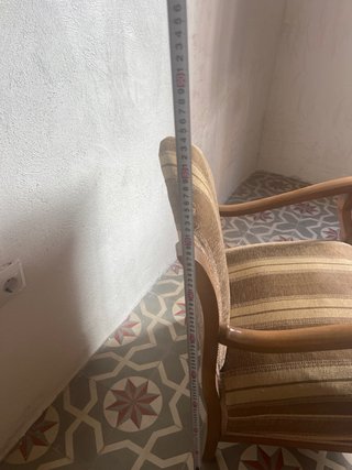 Butaca antigua de madera y tela