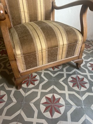 Butaca antigua de madera y tela