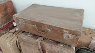 Maletas antiguas de piel y madera
