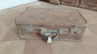 Maletas antiguas de piel y madera