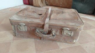 Maletas antiguas de piel y madera